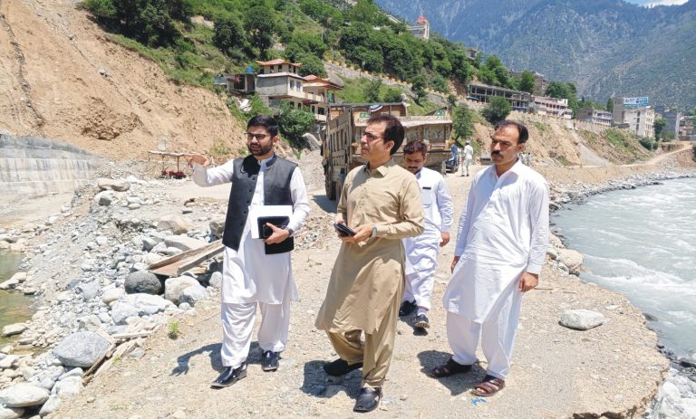 سیکرٹری توانائی کاسیلاب سے متاثرہ درال خوڑبجلی گھر سوات کا ہنگامی معائنہ بجلی گھر کے حصوں کا باریک بینی سے جائزہ،سیلاب بچاؤکیلئے حفاظتی دیوارکی تعمیرمکمل کرنے پرزور