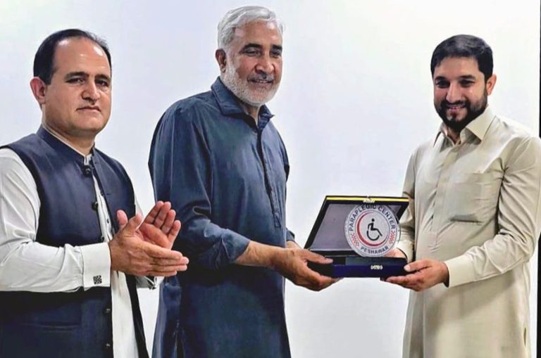 پیراپلیجک سنٹر پشاور میں ورلڈ کلب فٹ ڈے کے حوالے سے پُروقار تقریب کا انعقاد  ڈی جی پی ڈی اے کیپٹن (ر) خالد محمود نے بحیثیت مہمان خصوصی بچوں میں تحائف تقسیم کئے