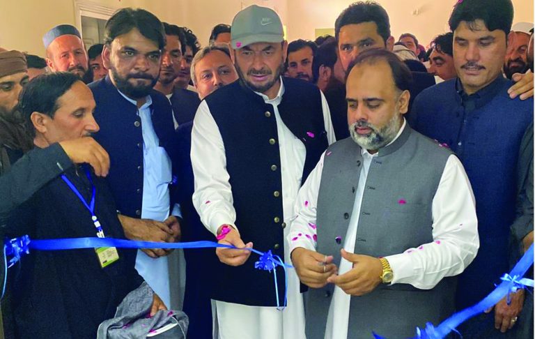 وزیر صحت سید قاسم علی شاہ کا ضلع خیبر کی تحصیل باڑہ کیٹیگری ڈی ڈوگرہ ہسپتال کا دورہ، ایم پی اے عبدالغنی، سہیل آفریدی اور ایم این اے اقبال آفریدی، ڈی ایچ او ظفر بھی موقع پر موجود، 90 کے وی اے سولرزائزیشن، فلٹریشن پلانٹ، لیبارٹری اور کانفرنس روم کا افتتاح