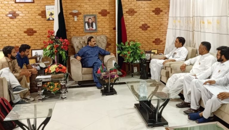 خیبر پختونخوا کے وزیر جنگلات و ماحولیات فضل حکیم خان یوسفزئی نے انار گلی مدین شاہ گرام جنگل میں