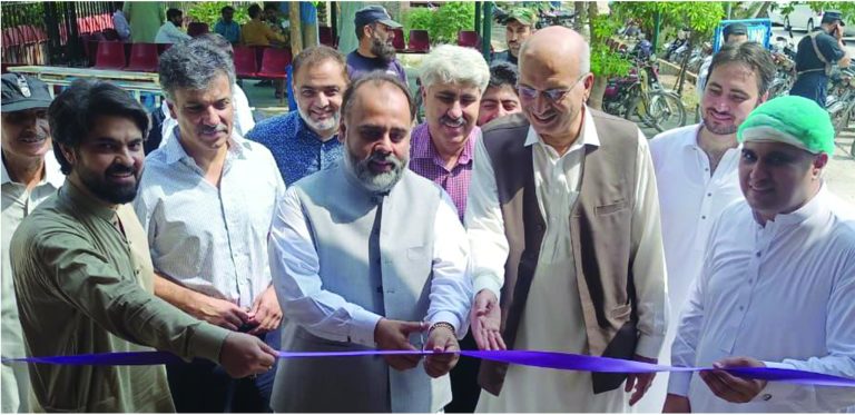 صوبائی وزیر صحت سید قاسم علی شاہ کا حیات آباد میڈیکل کمپلیکس کا دورہ، عوامی فلاحی منصوبوں کا افتتاح