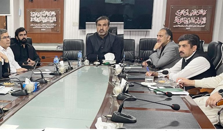 مشیر صحت احتشام علی کا حیات آباد برن اینڈ پلاسٹک سرجری سنٹر کا دورہ