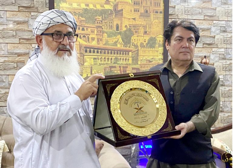 مشیر اطلاعات بیرسٹر ڈاکٹر سیف نے دارالقرآن پنج پیر صوابی کا دورہ کیا