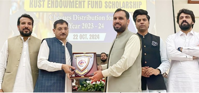 خیبرپختونخوا کے وزیر برائے اعلیٰ تعلیم میناخان آفریدی نے کہا ہے کہ پی ٹی آئی حکومت