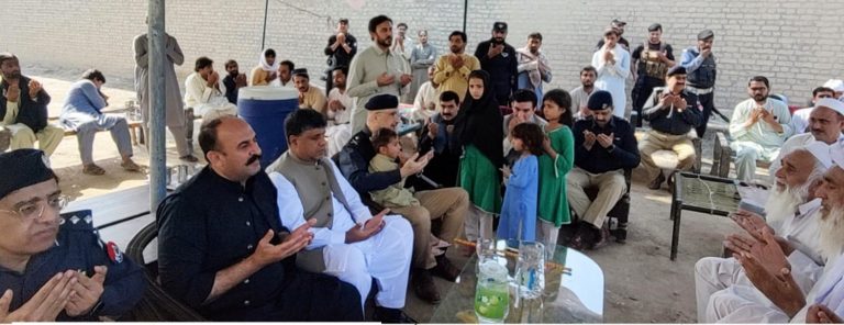 خیبرپختونخوا کے صوبائی وزیر برائے پبلک ہیلتھ انجینئرنگ پختون یار خان،چیف سیکرٹری ندیم اسلم چوہدری