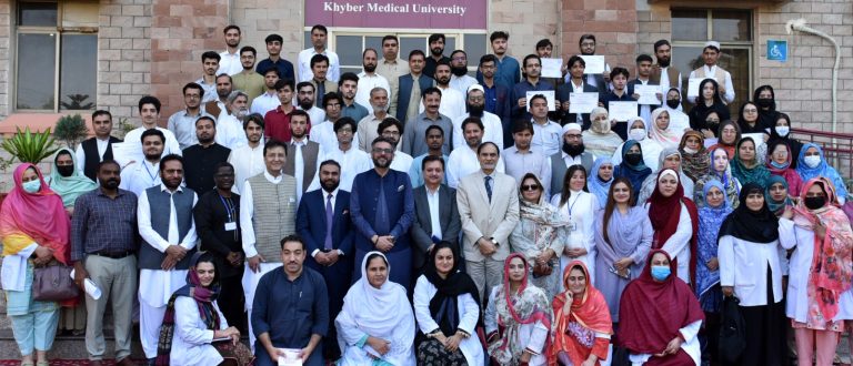 مشیر خزانہ خیبرپختونخوا و بین الصوبائی رابطہ مزمل اسلم کا خیبر میڈیکل یونیورسٹی میں تقریب سے خطاب