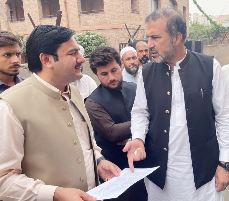 مشیر صحت احتشام علی کا زیر تعمیر ہسپتال خیبر انسٹی ٹیوٹ آف چائلڈ ہیلتھ کئیر کا دورہ