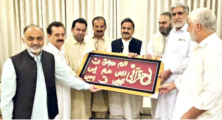 وزیر لائیو سٹاک ماہی پروری اور امداد باہمی فضل حکیم خان یوسفزئی کی بطور مہمان خصوصی شرکت۔یاد گاری شیلڈ بھی دی گئی