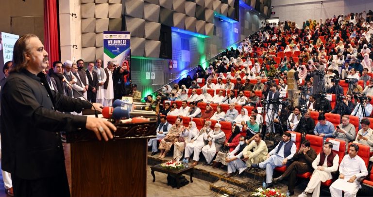 خیبر پختونخوا: سکول سے باہر بچوں کے لیے اے ایل پی پروگرام کے تحت تعلیمی مواقع، ایجوکیشن کارڈ کا منصوبہ