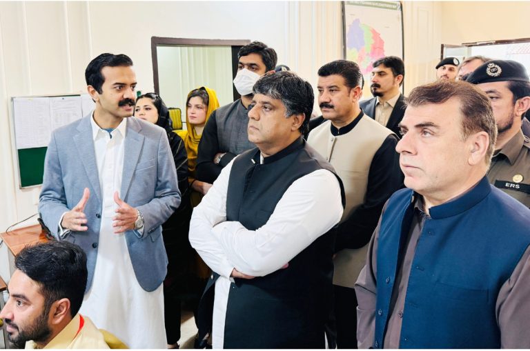 چیف سیکرٹری خیبر پختونخوا ندیم اسلم چوہدری کا ڈپٹی کمشنر پشاور ڈرگ کنٹرول روم کا دورہ