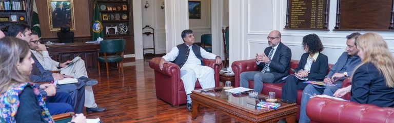 پاکستان میں اقوام متحدہ کے ترقیاتی پروگرام (یو این ڈی پی) کے ریزیڈنٹ ریپرزنٹیٹیو سیموئل رزک نے ایک وفد کے ہمراہ پشاور میں خیبر پختونخوا کے چیف سیکرٹری ندیم اسلم چوہدری سے ملاقات