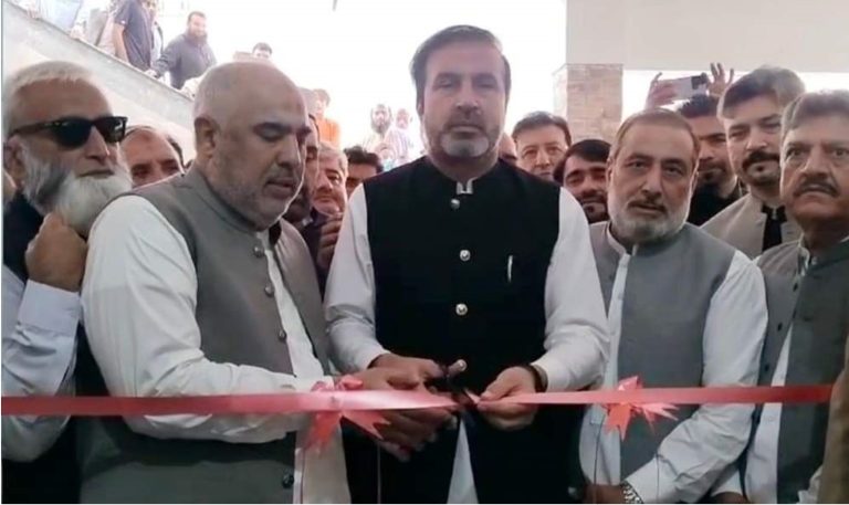 مشیر وزیراعلیٰ برائے صحت احتشام علی اور یونیسف ہیلتھ ٹیم لیڈ ڈاکٹر انعام اللہ خان نے فیتہ کاٹ کر باقاعدہ افتتاح کیا