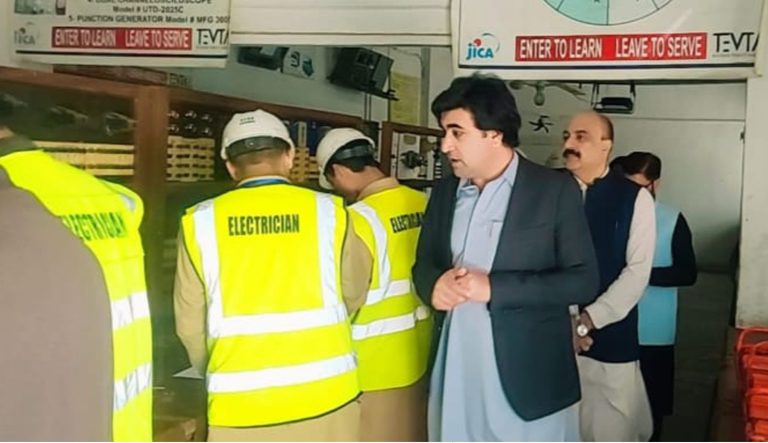 معاون خصوصی برائے فنی تعلیم (TEVTA) طفیل انجم کی ڈپٹی کمشنر مردان دفتر میں مردان کے ترقیاتی منصوبوں کے حوالے سے اجلاس کی صدارت