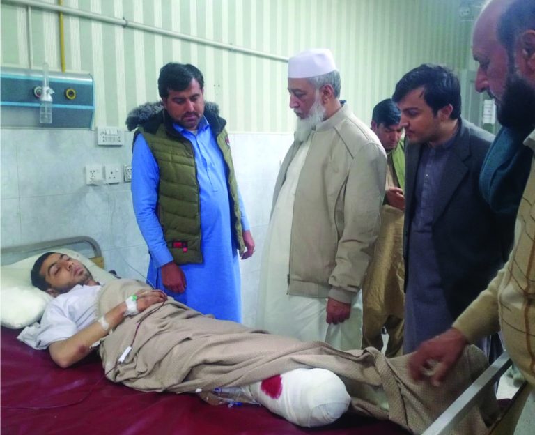 خیبرپختونخوا کے وزیر زراعت میجر ر سجاد بارکوال کا ایل آر ایچ پشاور کا دورہ، کرک حادثہ کے زخمیوں کی عیادت