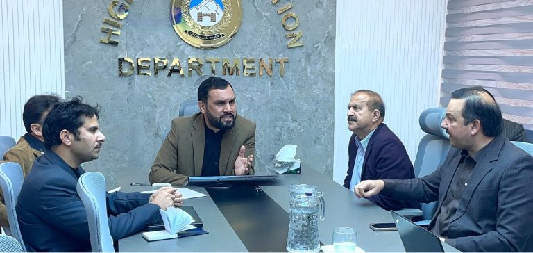 پشاور ڈیولپمنٹ اتھارٹی (پی ڈی اے) کے ڈائریکٹر جنرل نے صوبائی وزیر مینا خان آفریدی،