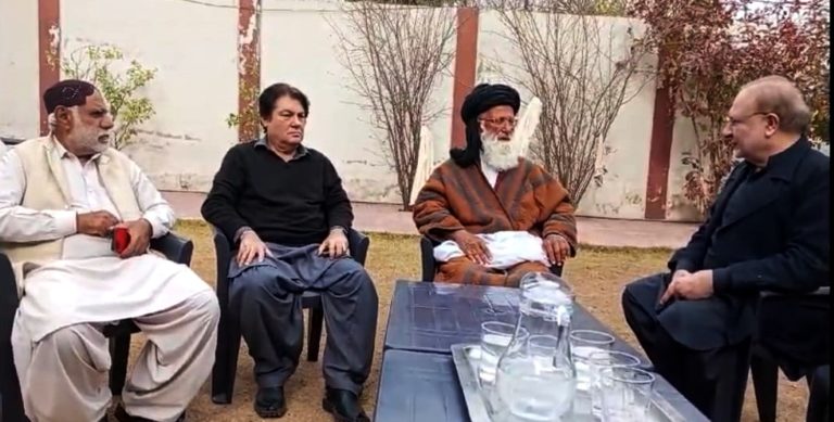 مشیر اطلاعات خیبرپختونخوا بیرسٹر ڈاکٹر محمد علی سیف کی جمعیت علمائے اسلام (شیرانی) کے سربراہ مولانا محمد خان شیرانی سے ملاقات