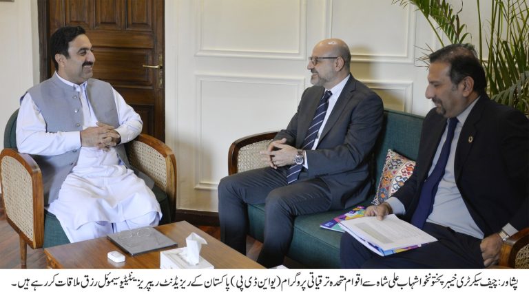 چیف سیکرٹری خیبر پختونخوا سے یو این ڈی پی پاکستان کے ریزیڈنٹ ریپریزینٹیٹیو کی ملاقات، ترقیاتی منصوبوں سے متعلق مشترکہ اہداف پر تبادلہ خیال