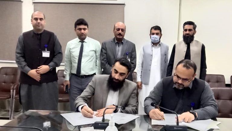 کے ایم یو اور ایل آر ایچ کے درمیان فارمیسی کے طلبہ کی عملی تربیت کے لیے مفاہمتی یادداشت پر دستخط