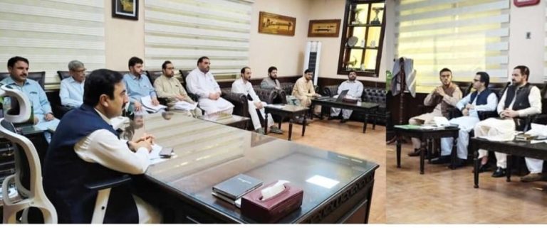 چیف سیکرٹری خیبر پختونخوا شہاب علی شاہ نے ضلع بنوں کے دورے کے دوران ڈپٹی کمشنر آفس میں نئے میٹنگ روم کا افتتاح کیا