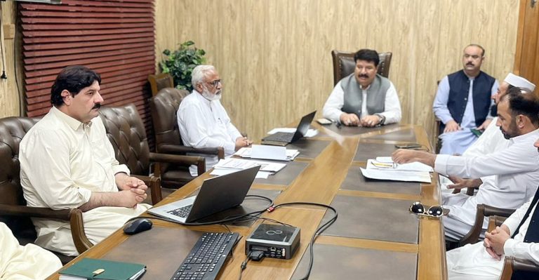 وزیر اعلیٰ خیبر پختونخوا کے معاون خصوصی برائے بہبود آبادی ملک لیاقت خان نے کہا ہے کہ تحریک انصاف کے  بانی کے وژن