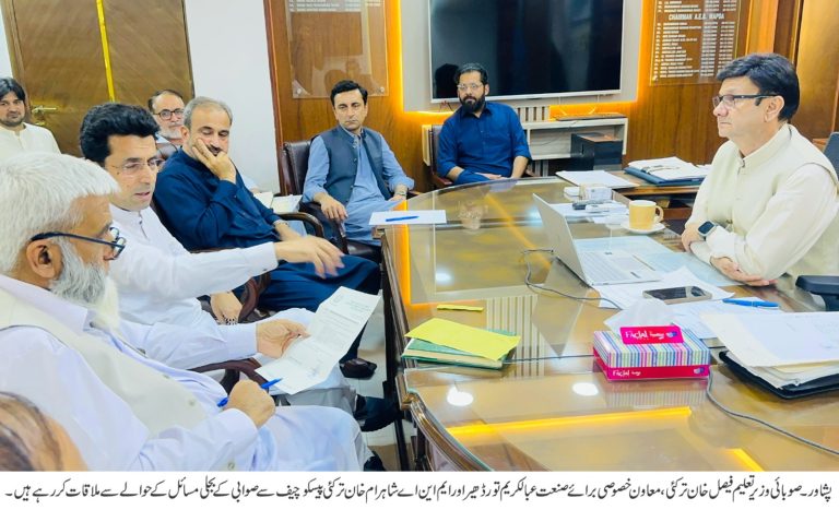 بجلی کے مسائل کے حل کے لئے صوابی کے عوامی نمائندوں کی پیسکو چیف سے ملاقات۔   پیسکو چیف کی جانب سے مسائل کے حل کی یقین دہانی