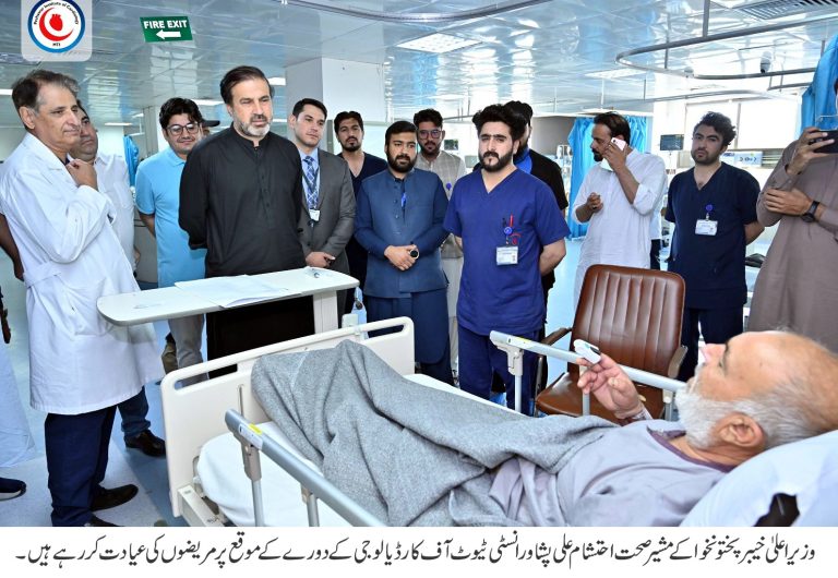 مشیر صحت احتشام علی کا پشاور انسٹیٹیوٹ آف کارڈیالوجی کا دورہ – مریضوں کی عیادت، سہولیات کا جائزہ اور ریجنل سیٹلائٹ سینٹرز کے قیام کی ہدایت