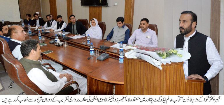 ڈسٹرکٹ اٹارنیز اور لاء آفیسرز ایسوسی ایشن کی نئی کابینہ کی حلف برداری، وزیر قانون آفتاب عالم ایڈووکیٹ نے حلف لیا