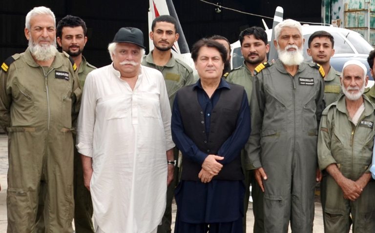 وزیر اعلیٰ خیبرپختونخوا کے مشیر برائے اطلاعات بیرسٹر ڈاکٹر محمد علی سیف کا پشاور فلائنگ کلب کا دورہ