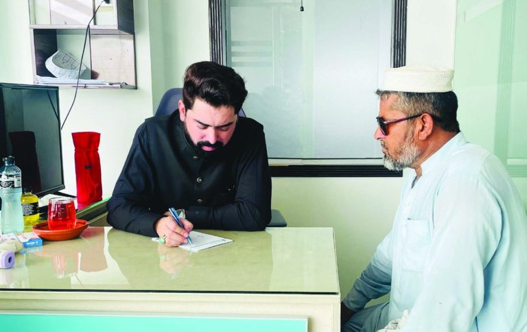 عمران خان کے وژن کے مطابق عوامی خدمت کی عملی مثال،ڈاکٹر شفقت ایاز کافری میڈیکل کیمپ میں مریضوں کا معائنہ