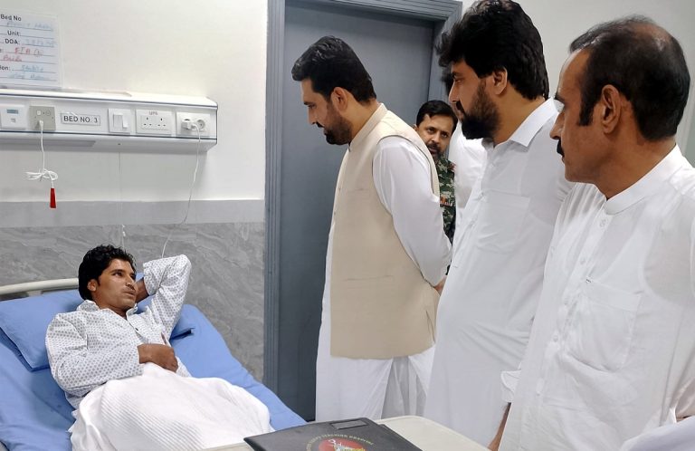 تیراہ واقعے کے زخمیوں کی عیادت، خیبر پختونخوا حکومت متاثرین کے ساتھ کھڑی ہے: معاونِ خصوصی