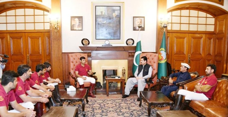 شندور پولو فیسٹیول کی فاتح ٹیم کی گورنر خیبرپختونخوا سے ملاقات، پولو کے فروغ اور سہولیات کی فراہمی پر گفتگو