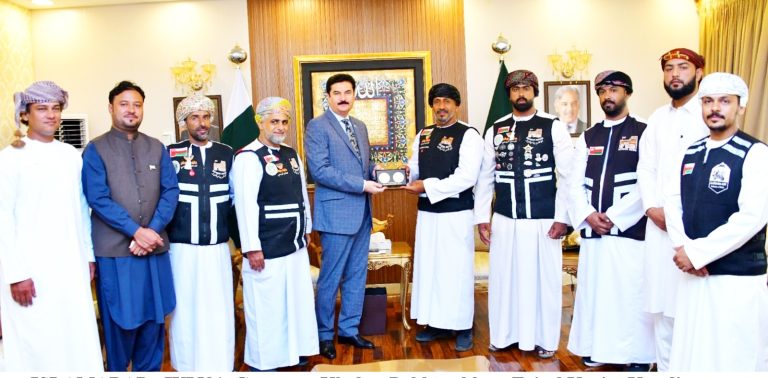 گورنر خیبرپختونخوا فیصل کریم کنڈی سے عمان کے بوشر بائیکرکلب کے بائیکر زنے پاکستان