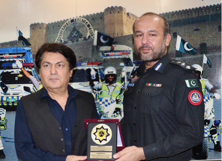 پشاور ٹریفک پولیس جدید ٹیکنالوجی سے ہم آہنگ، بیرسٹر سیف کا سٹی ٹریفک اصلاحاتی اقدامات پر خراج تحسین