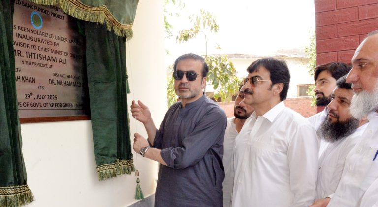 مشیر صحت احتشام علی نے محکمہ صحت کے سب سے بڑے سولرائزیشن منصوبے کا افتتاح کر دیا۔