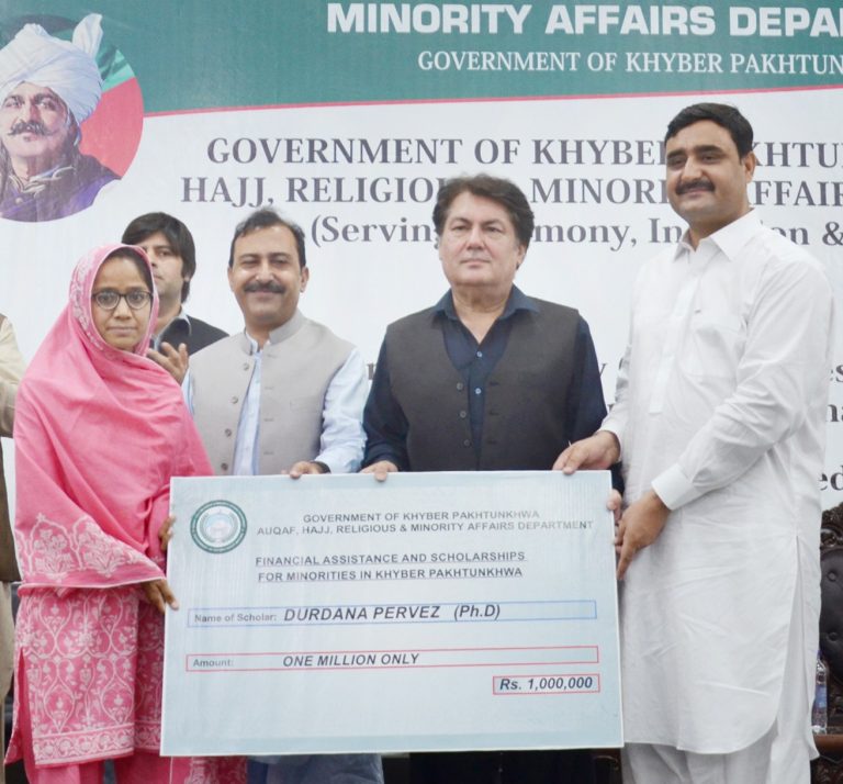 حکومت خیبرپختونخوا نے اقلیتی برادری سے تعلق رکھنے والے سیکڑوں طلبہ میں سکالرشپ چیکس