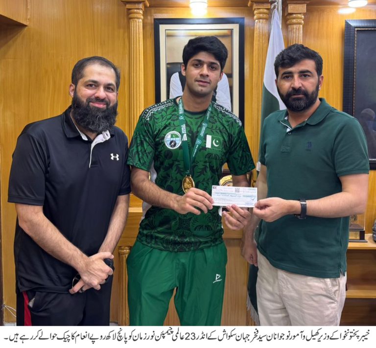 ورلڈ انڈر 23 سکواش چیمپیئن نور زمان کی وزیر کھیل سید فخر جہان سے ملاقات – پانچ لاکھ روپے انعام سے نوازا