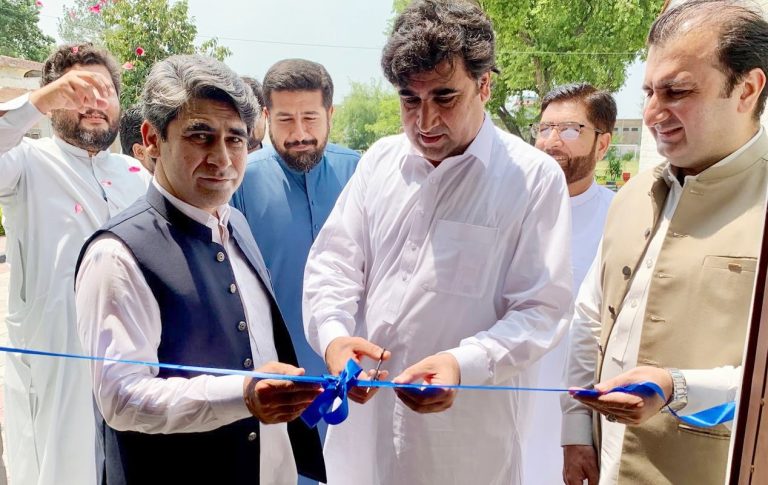 یونیورسٹی آف ٹیکنالوجی نوشہرہ میں جدید لیبارٹریز کا افتتاح، فنی تعلیم کے فروغ کے لیے حکومت پرعزم