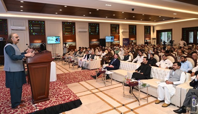 خیبرپختونخوا میں علم پیکٹ پروگرام کا آغاز، 80 ہزار آؤٹ آف اسکول بچوں کی تعلیم حکومت کی اولین ترجیح قرار
