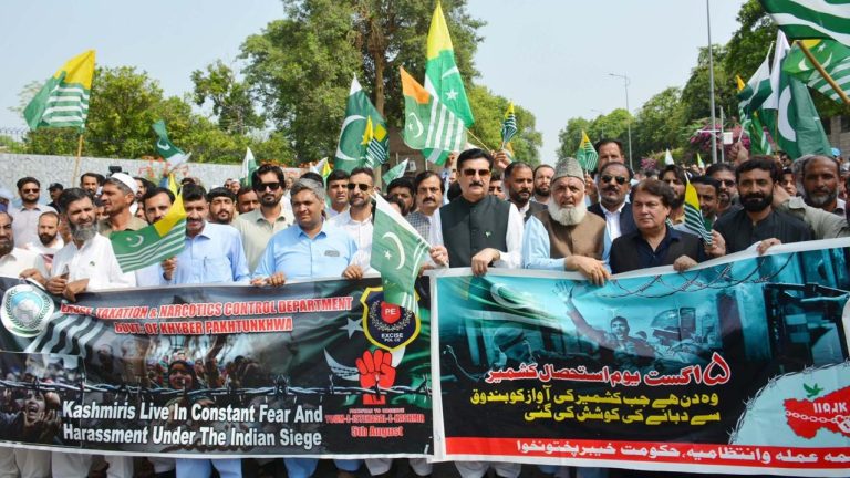 یوم استحصال کشمیر پر گورنر و مشیر اطلاعات کی قیادت میں واک، کشمیریوں سے یکجہتی اور بھارتی مظالم کی مذمت