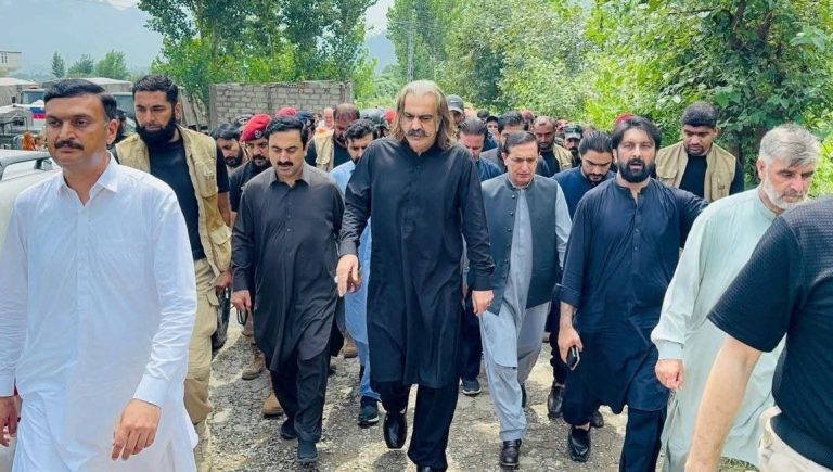 وزیراعلیٰ خیبرپختونخوا کا سوات کے سیلاب متاثرہ علاقوں کا دورہ، نقصانات کے ازالے اور بحالی کیلئے 3 ارب روپے جاری