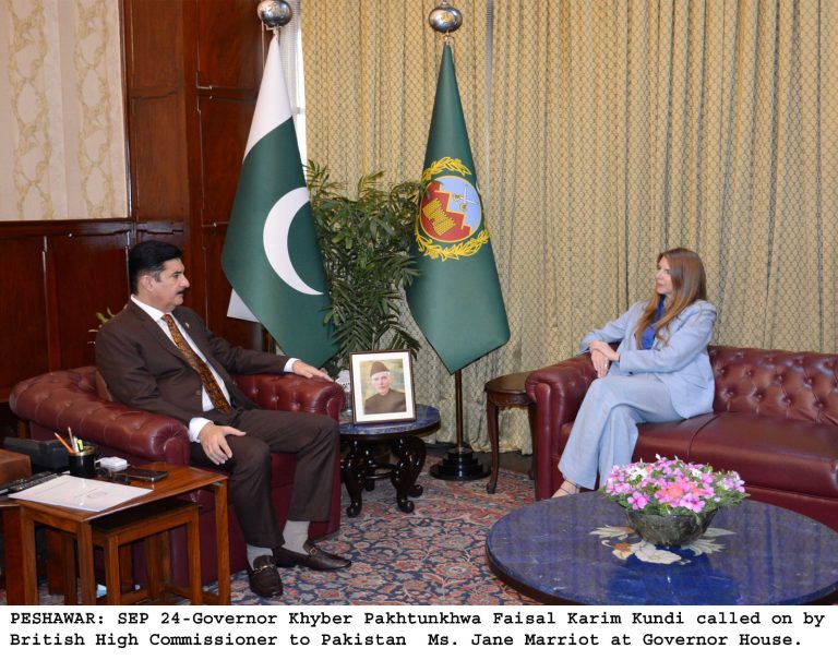 گورنر خیبرپختونخوا فیصل کریم کنڈی سے پاکستان میں تعینات برطانوی ہائی کمشنر جین میریٹ نے بدھ کے روز گورنر ہاؤس پشاور میں ملاقات