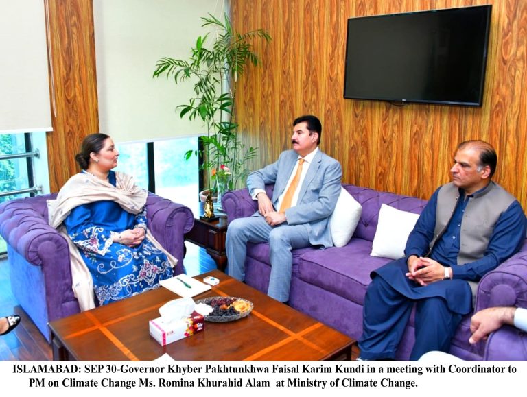  گورنر خیبر پختونخوا فیصل کریم کنڈی نے وزیراعظم کی ماحولیاتی تبدیلی کی فوکل پرسن اور کوآرڈینیٹر رومینہ خورشید عالم سے وزارت ماحولیات اسلام آباد میں ملاقات  کی