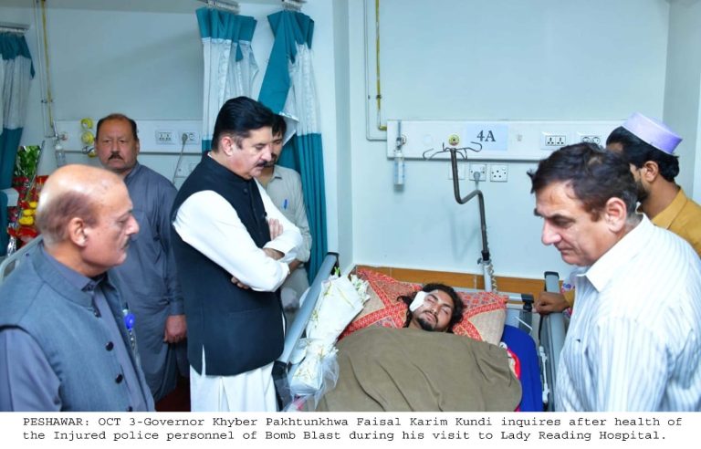 گورنرخیبرپختونخوا فیصل کریم کنڈی نے جمعہ کے روز لیڈی ریڈنگ ھسپتال پشاور کا دور کیا اورگھڑی قمر دین پشاور بم دھماکہ کے زیر علاج زخمی پولیس اہلکاروں کی عیادت کی