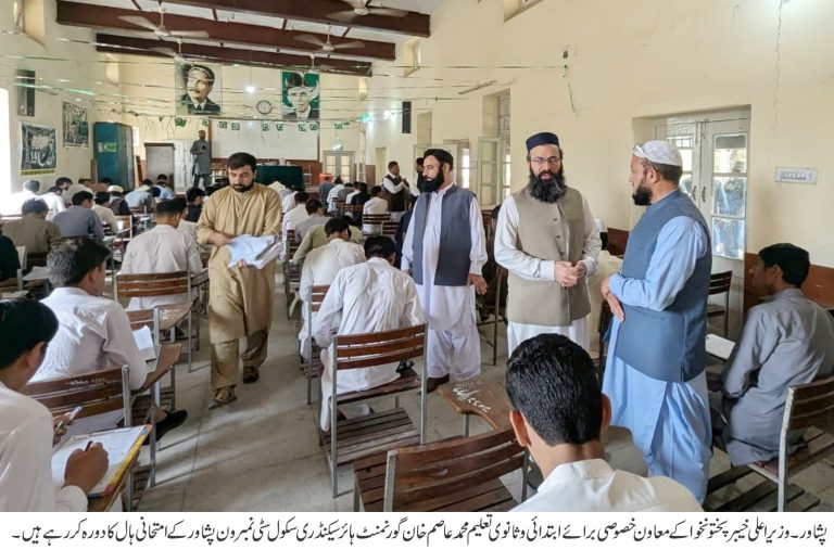 وزیراعلی خیبر پختونخوا کے معاون خصوصی برائے ابتدائی و ثانوی تعلیم محمد عاصم خان کا جاری میٹرک دوئم امتحانات پشاور کے امتحانی ہال کا دورہ
