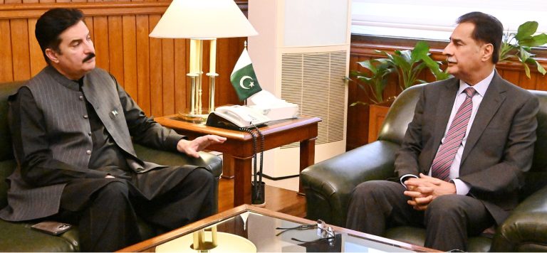 گورنر خیبر پختونخوا فیصل کریم کنڈی نے اسپیکر قومی اسمبلی سردار ایاز صادق سے جمعرات کے روز پارلیمنٹ ہاؤس اسلام آباد میں ملاقات