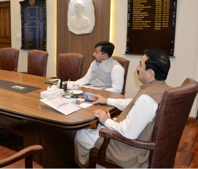 چیف سیکرٹری خیبرپختونخوا شہاب علی شاہ کی زیر صدارت پرائمری سکول کے بچوں کیلئے سکول میل پروگرام ( سکول کے بچوں کیلئے کھانے کی فراہمی) پر اجلاس منعقد