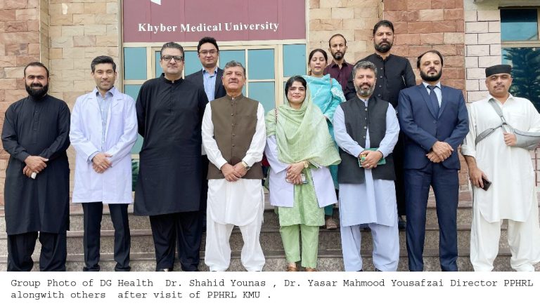 ڈی جی ہیلتھ خیبرپختونخوا کا کے ایم یو موبائل اور صوبائی پبلک ہیلتھ لیبارٹریز کا دورہ