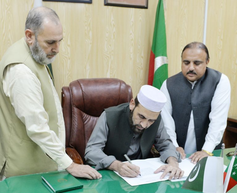 صوبائی وزیر عاقب اللہ خان نے باضابطہ طور پر محکمہ ریلیف، بحالی و آبادکاری کی وزارت کا چارج سنبھال لیا