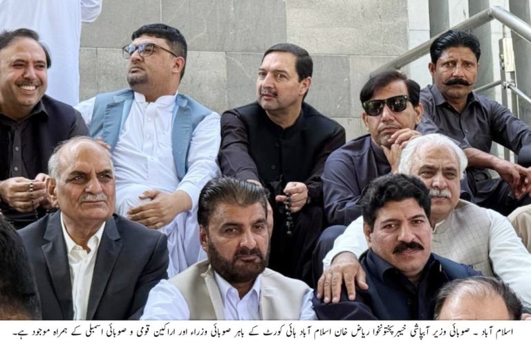 صوبائی وزیر آبپاشی خیبرپختونخوا ریاض خان نے کہا ہے کہ قائد عمران خان کے ساتھ ہونے والی ناانصافی دراصل ہر پاکستانی کے ساتھ ناانصافی ہے