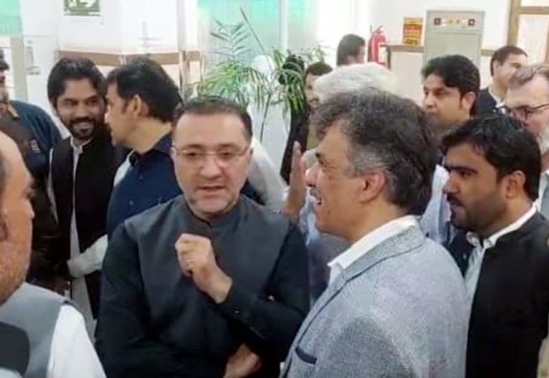 صوبائی وزیر صحت خلیق الرحمن نے حیات آباد میڈیکل کمپلیکس کا ہنگامی دورہ کیا